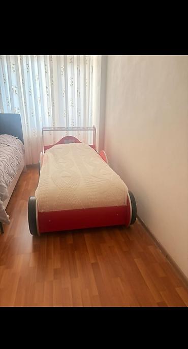 pinqvin oyuncaq: Uşaq otağı üçün “yarış avtomobili” temalı mebel dəsti. Tərkibi: - — 2
