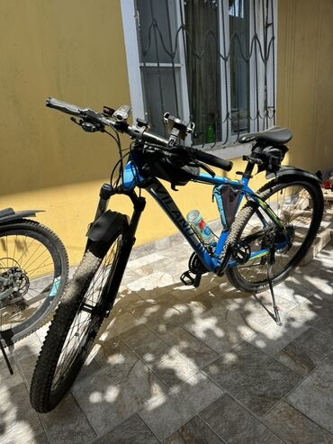 İdman velosipedləri: Dağ/şəhər tipli velosiped – mavi/alüminium gövdə, ön amortizatorlu