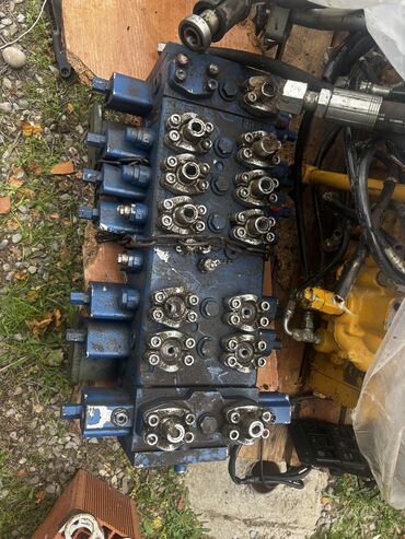 Digər avtomobil ehtiyat hissələri: Cat 330 D2L Ekskavatoru Ehtiyat hisələri mövcudur Kouş Yağ paylaycı — 12