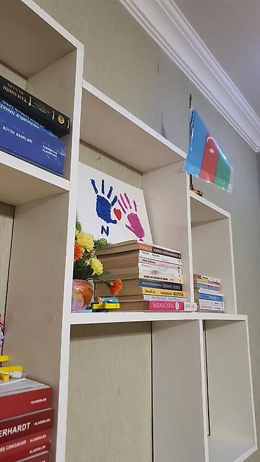 divar ref: Divar üçün modul kitab rəfi – ağ rəngdə, müasir minimalist dizayn — 3