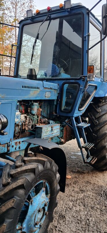 Traktorlar: Mavi rəngli tam kabinli təkərli kənd təsərrüfatı traktoru — 7