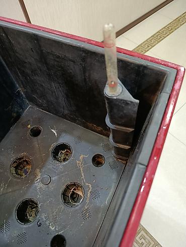 Bitkilər üçün dibçəklər: Qırmızı rəngdə. eni 50 sm hündürlüyü 96sm. İçində çıxan qulplu — 3