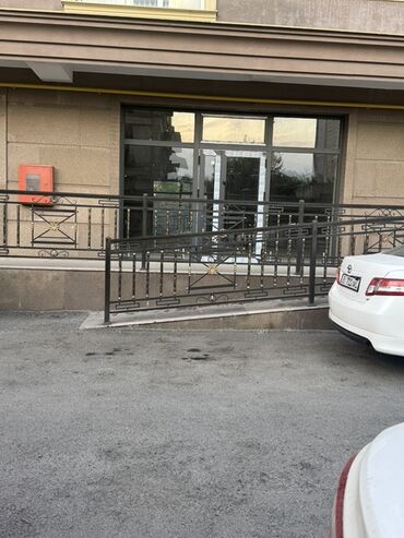 в офис: Коммерческое помещение с витринными окнами и отдельным входом с улицы