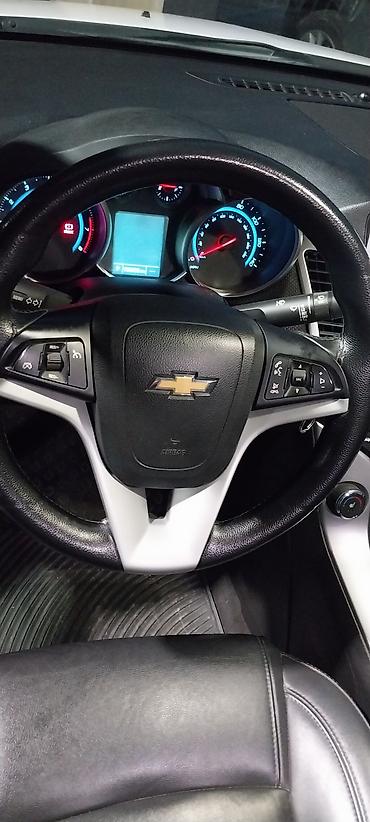 chevrolet cruze motor: Chevrolet Cruze sedan – ağ rəng, şəhər və magistral üçün rahat və — 10
