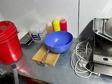 Другое оборудование для фастфудов: Профессиональное оборудование для точки фастфуда/гриль-зоны Состав: - — 5