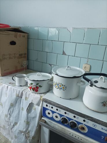 тумба под посуду: Эмалированные кастрюли по 300 сом Чайник эмалированная 350 сом ковры