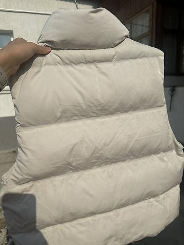 Утепленные жилеты: Жилет стеганый утеплённый, светло‑молочного цвета. ZARINA — 3