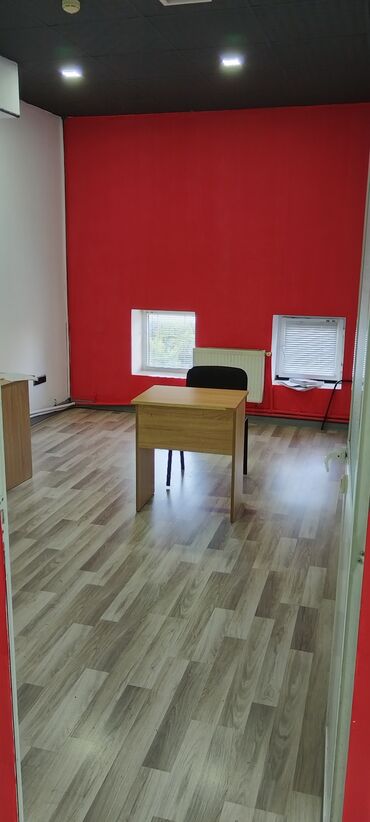 Ofislər: Elmlər metrosunun yaxınlığında yerləşən 160 kv.m sahəsi olan 6 otaqlı — 4