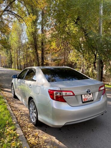 нужна женщина: Toyota Camry: 2012 г., 2.5 л, Вариатор, Гибрид, Седан