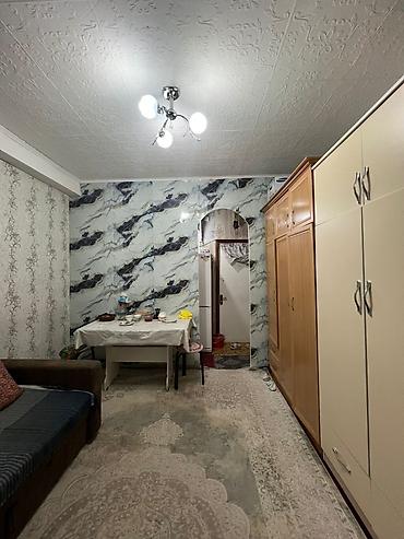 Кыймылсыз мүлк: Продаю гост.типа комната находится 2мик. жилдома локация очень хорошая — 3