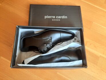 Krasofkalar və idman ayaqqabıları: Pierre Cardin brendinə məxsus qara rəngli, dəri Oksford tipli