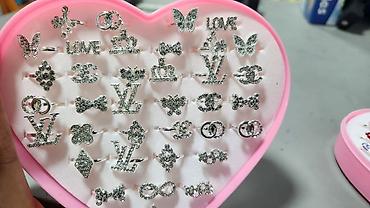 Наборы украшений: Набор детских колец в подарочной коробочке-сердце. - В комплекте — 10