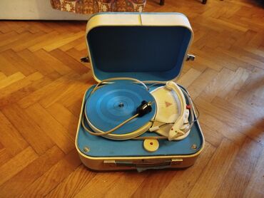 Stari uređaji: Retro,stari mali gramofon u koferu. Simpatican mali gramofon,vise kao — 10