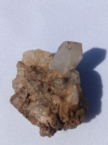 Kristali i minerali: Ovaj prirodni mineralni uzorak prikazuje kombinaciju zemljanih tonova — 16
