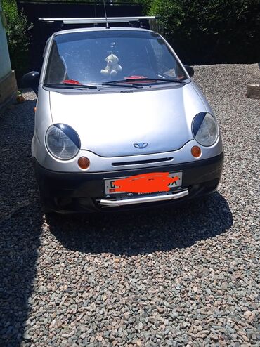 срочно срочно продам машину: Автомобиль Daewoo Matiz серебристого цвета с компактным кузовом