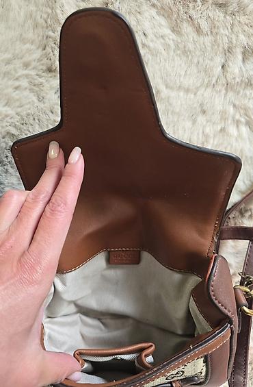 guci torba: Braon torba crossbody sa GG logom . Nosi se preko ramena, ima 2 tačke — 4