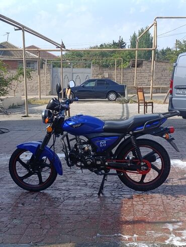 Mavi rəngli motosiklet şəhər və ya kənd yollarında rahat hərəkət üçün