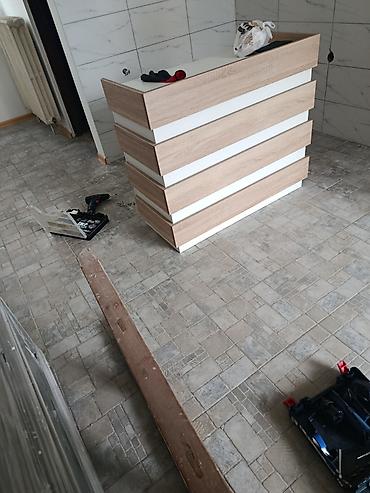 kuhinjski ormari: -Pult se izradjuje se od Univera debljine 18mm u kombinaciji bele i — 3