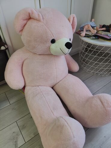продам игрушки: Продается огромный розовый мишка в отличном состоянии, высота от 160