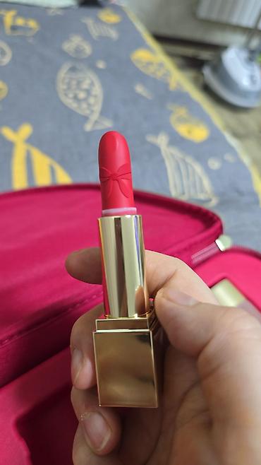 mac cosmetics: Губная помада в стике, коллекция с тиснением «бантик». - Корпус — 2