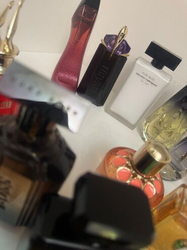 Ətriyyat: Brend ətirlərdən nümunə həcmlər satılır. Həcm və qiymətlər: - 10 ml — 8