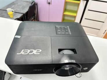 купить микшерный пульт: Проектор Acer черного цвета. Оснащен кнопками управления на корпусе и