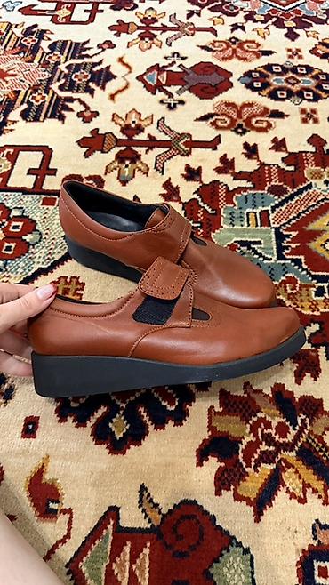 Qadın ayaqqabıları: 39 Razmer 
Temiz deiridir hec geyinilmeyib boyuk oldu deye satilir — 2