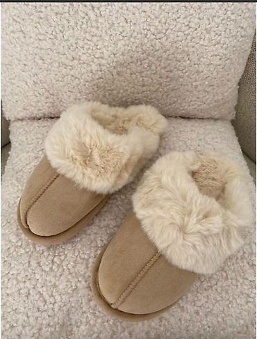 asics patike zenske: Pretople Ugg papuce
Cena 1900
Vel: 36-41
Vel.15 — 2