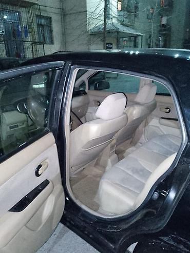nişan tida: Nissan Tiida sedan – qara rəng, 4 qapı, AZ dövlət nömrə nişanı — 7