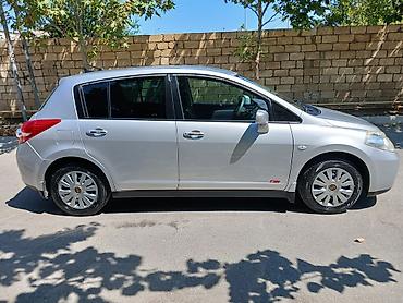 nissan note mini: Nissan Tiida hatchback, gümüşü rəng. - Kuzov: 5 qapılı hatchback — 3