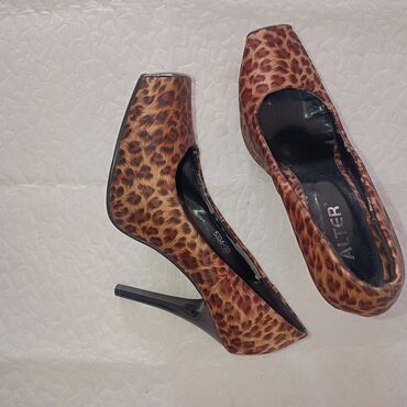 srebrna kozna jakna: Pumps, Aeros, 38