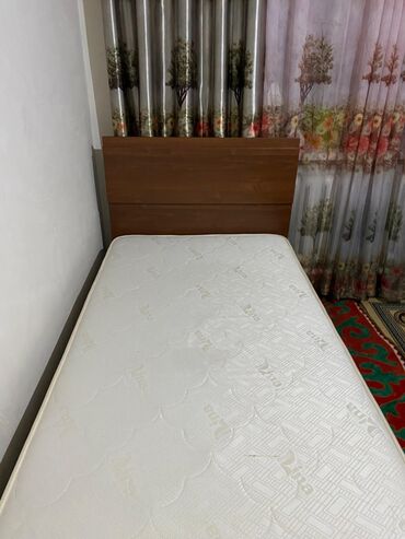 одна спальный кровать: Односпальная кровать с деревянным каркасом и матрасом. Каркас кровати