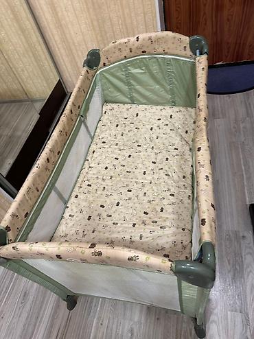 usaq ucun manejler: Uşaq manej ve yataq, ela veziyetde, üstünde teze yuyulmus döşek de — 3
