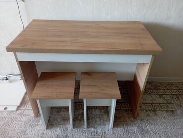 стол и табуретки на кухню: Продается новый письменный стол, длина 1 м ширина 55 см высоте 75