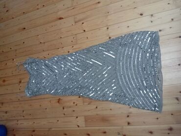 Ziyafət donları: Ziyafətlər və xüsusi tədbirlər üçün nəzərdə tutulmuş boz rəngli qadın — 2