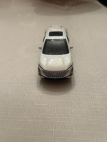 mini karavan satisi: Ağ rəngli metal oyuncaq SUV avtomobil maketi - Korpus: metal — 4