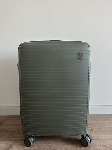 чемоданы для ручной клади: Чемодан, Б/у, Материал: Пластик, Средний (40 - 70 л)