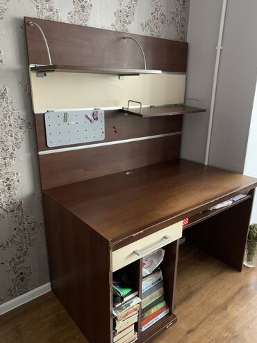 iş masası: Kompüter masası, İşlənmiş, Açılan, Kvadrat masa, Türkiyə