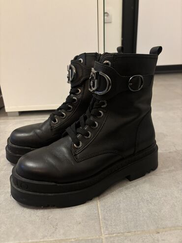 Gležnjače: Gležnjače, Liu Jo, 38 — 1