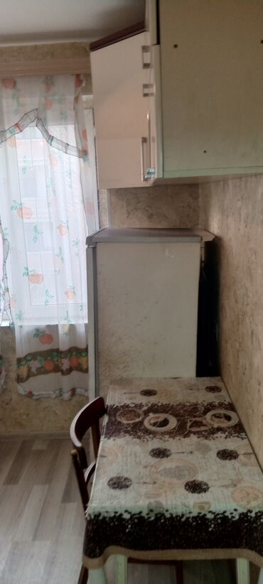 Kirayə verilən mənzil, mətbəx sahəsi, yataq otağı və hamam otağı ilə