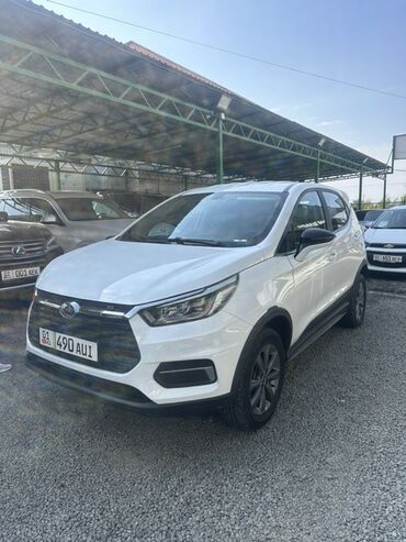 кофр на крышу автомобиля: Белый кроссовер с эффектным дизайном, оснащенный черными