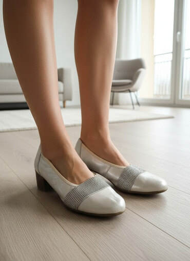 Tuflilər: Qadın ayaqqabıları – 2 cüt 1) Rəng: açıq şampan/metalik bej. - — 10