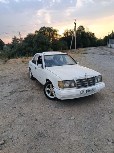 мерседес 124 тюнинг: Белый седан Mercedes-Benz W124, оснащенный люком на крыше. Автомобиль