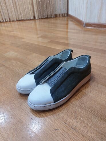 Makasin və loferlər: Şəhər üslubunda rahat slip-on idman ayaqqabısı - Rəng: tünd