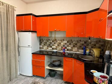 Uzunmüddətli kirayə mənzillər: Modern dizaynda geniş mənzil - Açıq planlı qonaq otağı: mərmər — 3