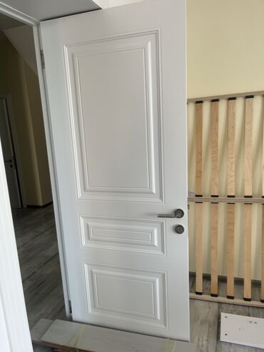 Входные двери: Yenidi 10 eded qapı.açarı üstünde