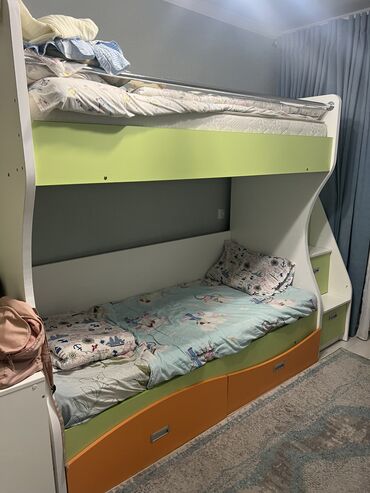 б у двухъярусные кровати детские в Кыргызстан | ДЕТСКИЕ КРОВАТИ: Продаётся б/у детская 2-х уров. кровать с письменным столом. Делалось
