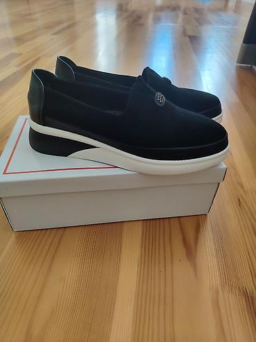 высокие мужские мокасины: Qadın loafer ayaqqabıları - Rəng: qara (üst hissə), kontrastlı — 1