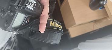 stara elektronika: Nikon D7200 DSLR fotoaparat (telo) sa originalnim Nikon kaišem 72000 — 9