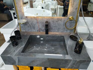 metbex tavanlari: Qara mat kranı və qızılı aksesuarları olan boz mərmər lavabo dəsti